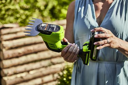Greenworks 24V Cordless Shrub Shear (1 x 2AH battery & Charger) - Image 2
