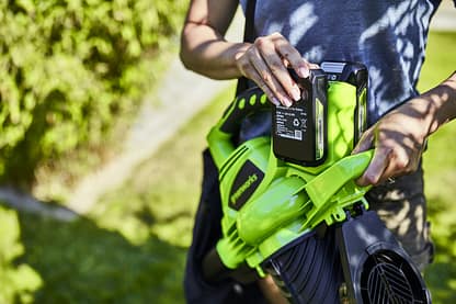 Greenworks 48V 321 km/h Cordless Brushless Blower Vacuum (2 x 4AH Battery & Charger) - Image 2