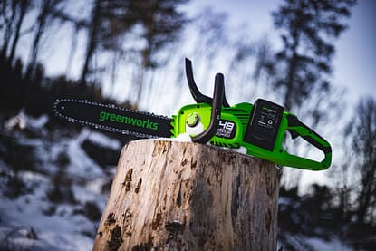 Greenworks 48V 36cm Cordless Brushless Chainsaw (2 x 4AH Battery & 2A Twin Charger) - Image 2